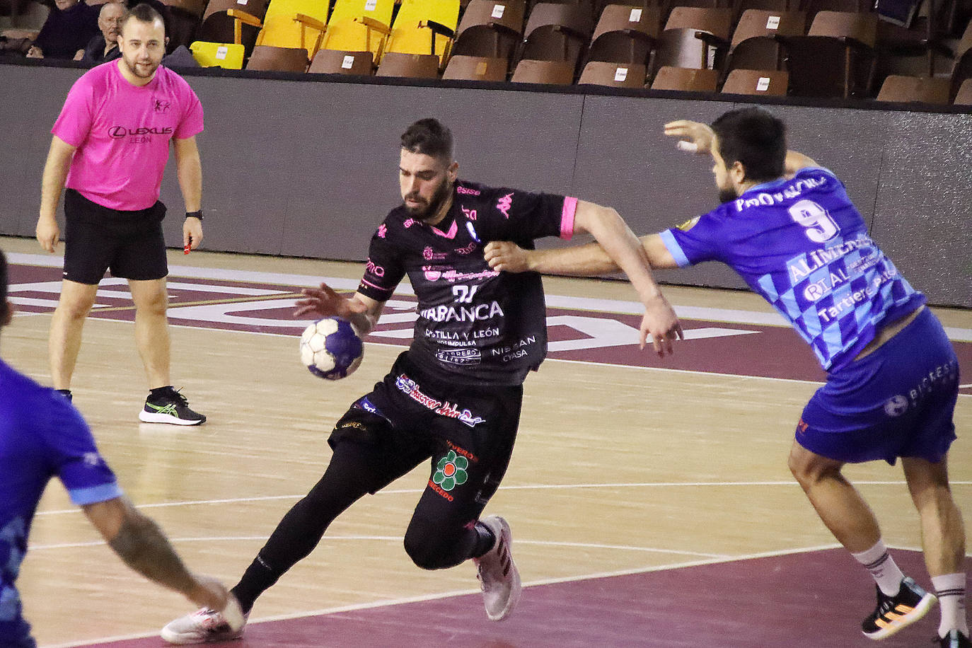 El conjunto marista disputa ante Base Oviedo su primer partido de preparación tras el parón navideño