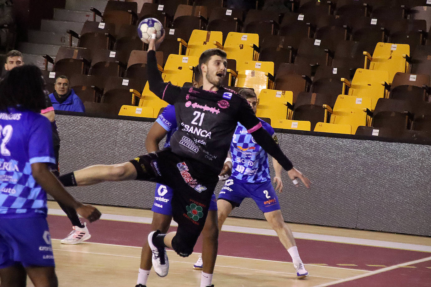 El conjunto marista disputa ante Base Oviedo su primer partido de preparación tras el parón navideño