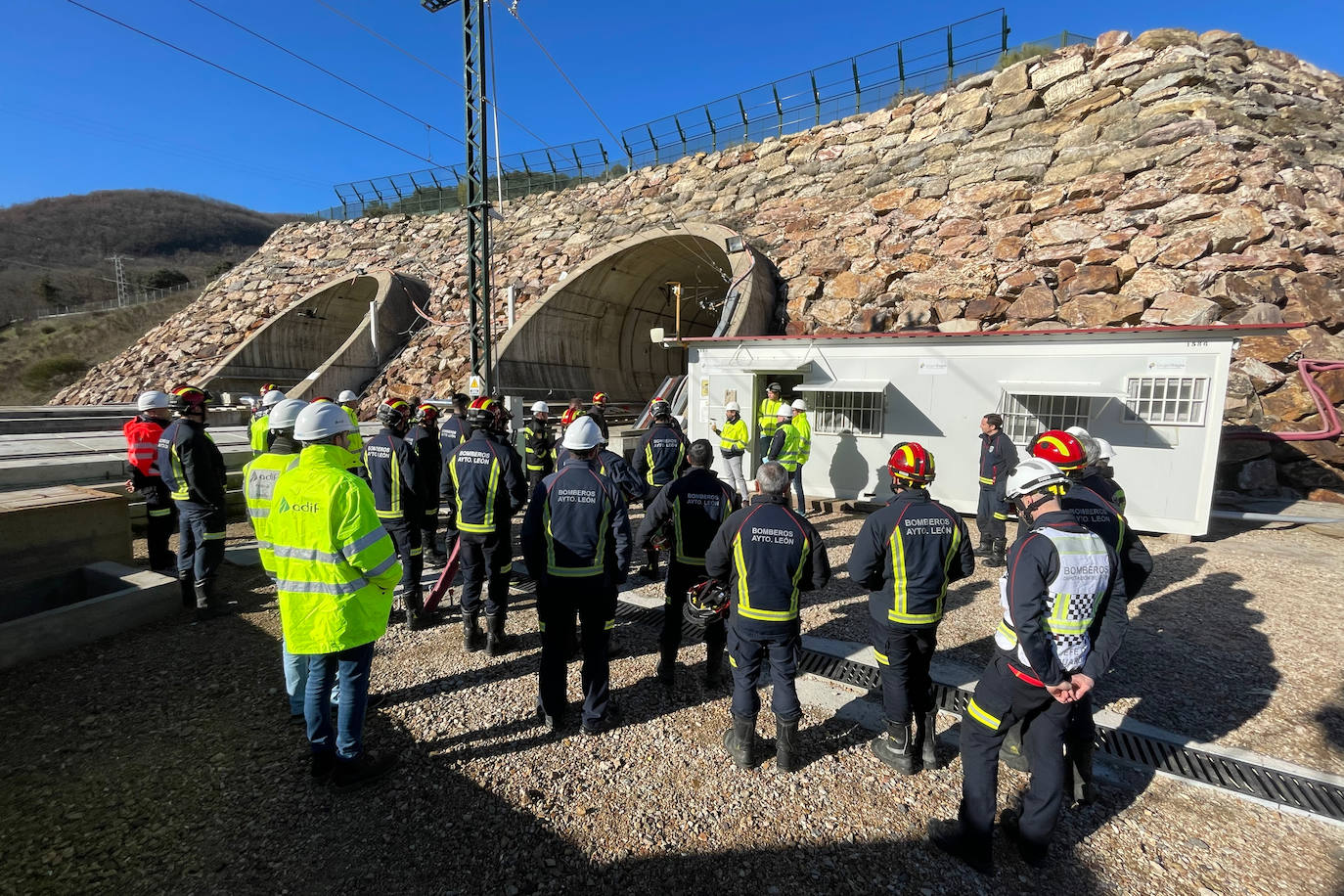 ADIF imparte una jornada formativa a los cuerpos de emergencia sobre intervención en incidentes ferroviarios, con visita al túnel de Pajares