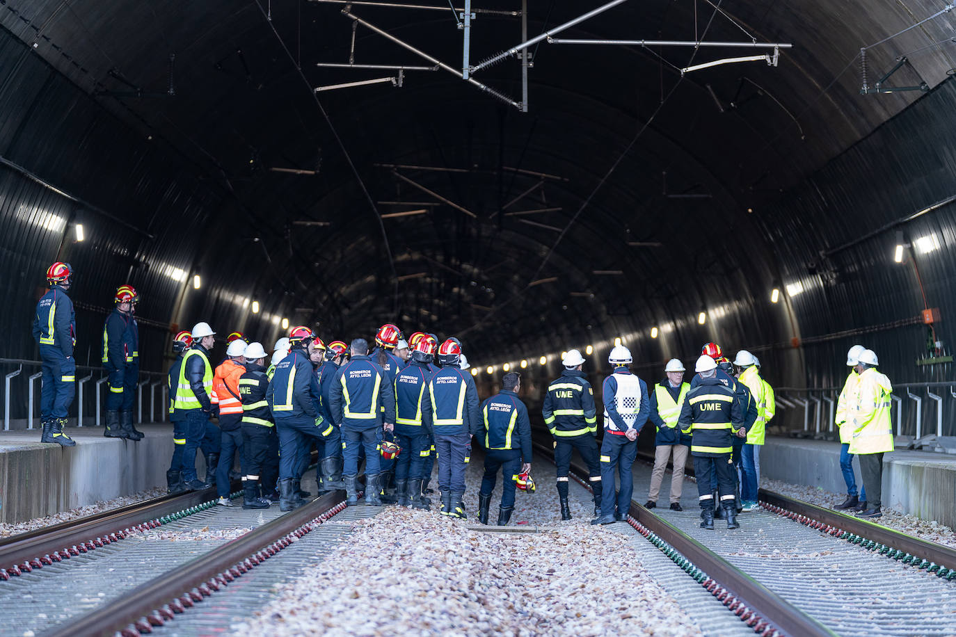 ADIF imparte una jornada formativa a los cuerpos de emergencia sobre intervención en incidentes ferroviarios, con visita al túnel de Pajares