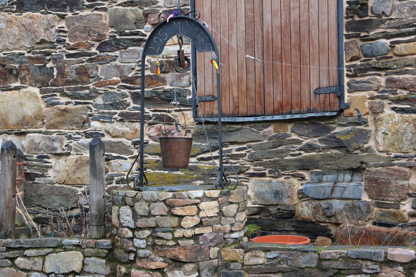 Leonoticias recorre las calles de Los Montes de la Ermita con algunos de sus vecinos. Unas casas de piedra construidas por los padres y abuelos de quien hoy las habitan que hacen del lugar un entorno mágico. 