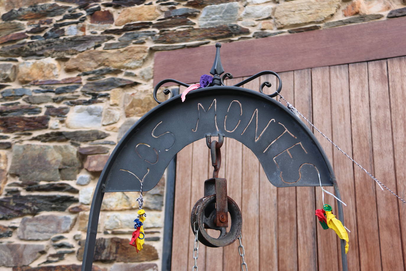 Leonoticias recorre las calles de Los Montes de la Ermita con algunos de sus vecinos. Unas casas de piedra construidas por los padres y abuelos de quien hoy las habitan que hacen del lugar un entorno mágico. 