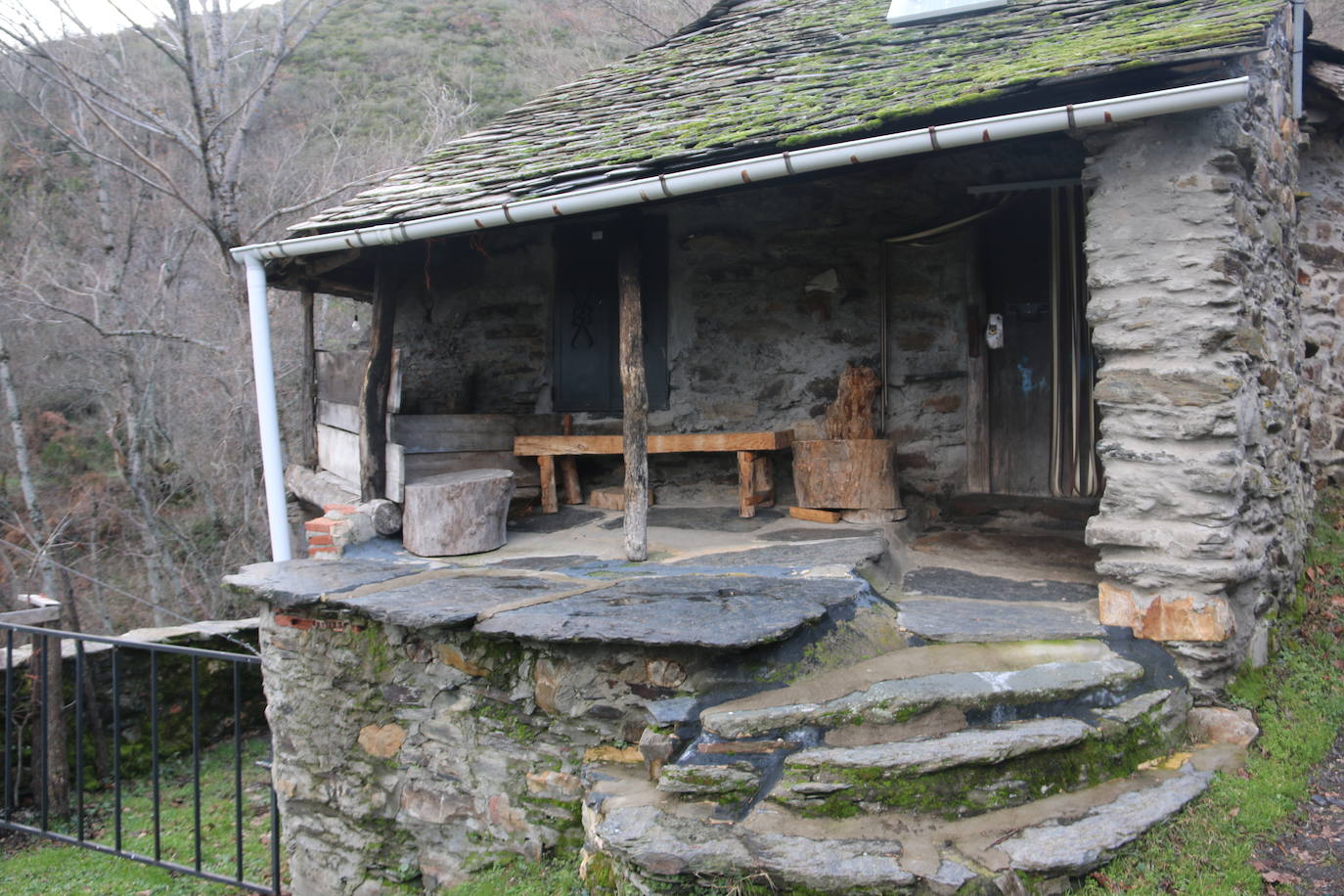 Leonoticias recorre las calles de Los Montes de la Ermita con algunos de sus vecinos. Unas casas de piedra construidas por los padres y abuelos de quien hoy las habitan que hacen del lugar un entorno mágico. 