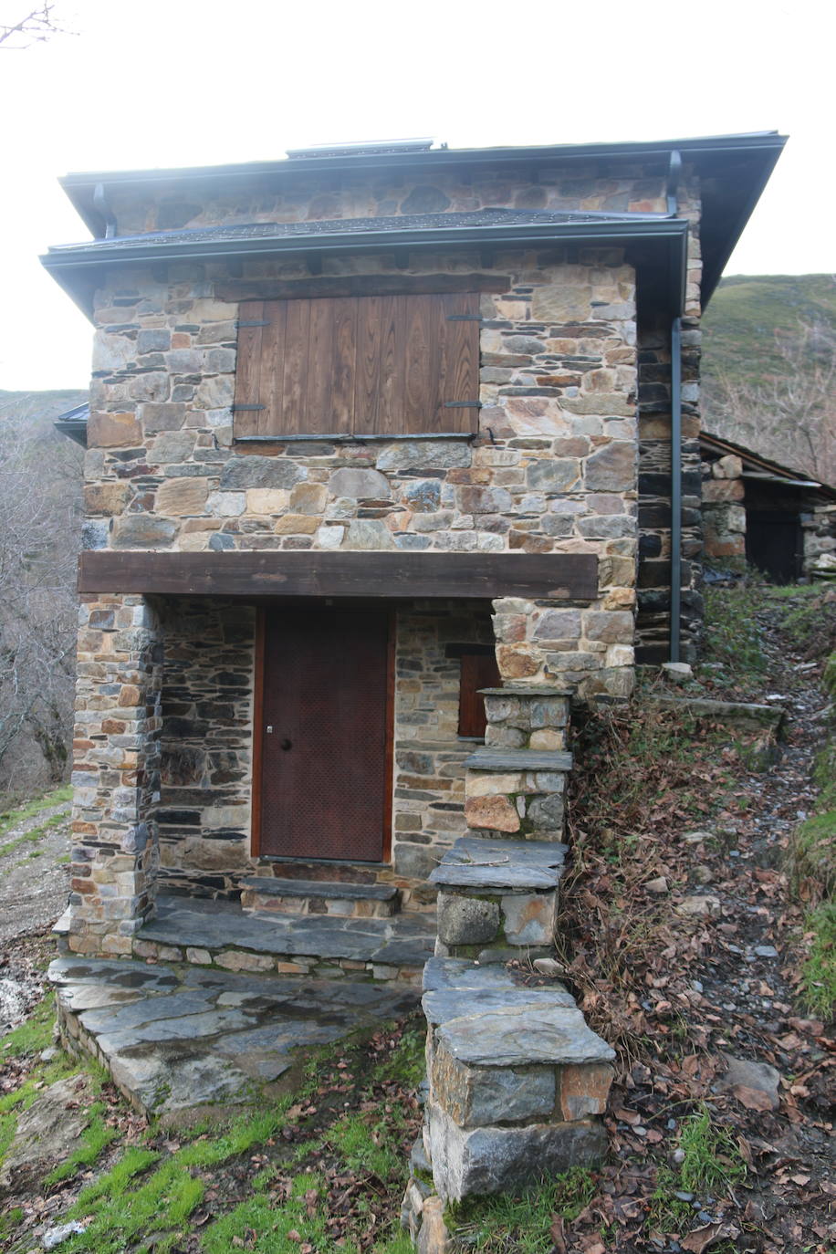 Leonoticias recorre las calles de Los Montes de la Ermita con algunos de sus vecinos. Unas casas de piedra construidas por los padres y abuelos de quien hoy las habitan que hacen del lugar un entorno mágico. 