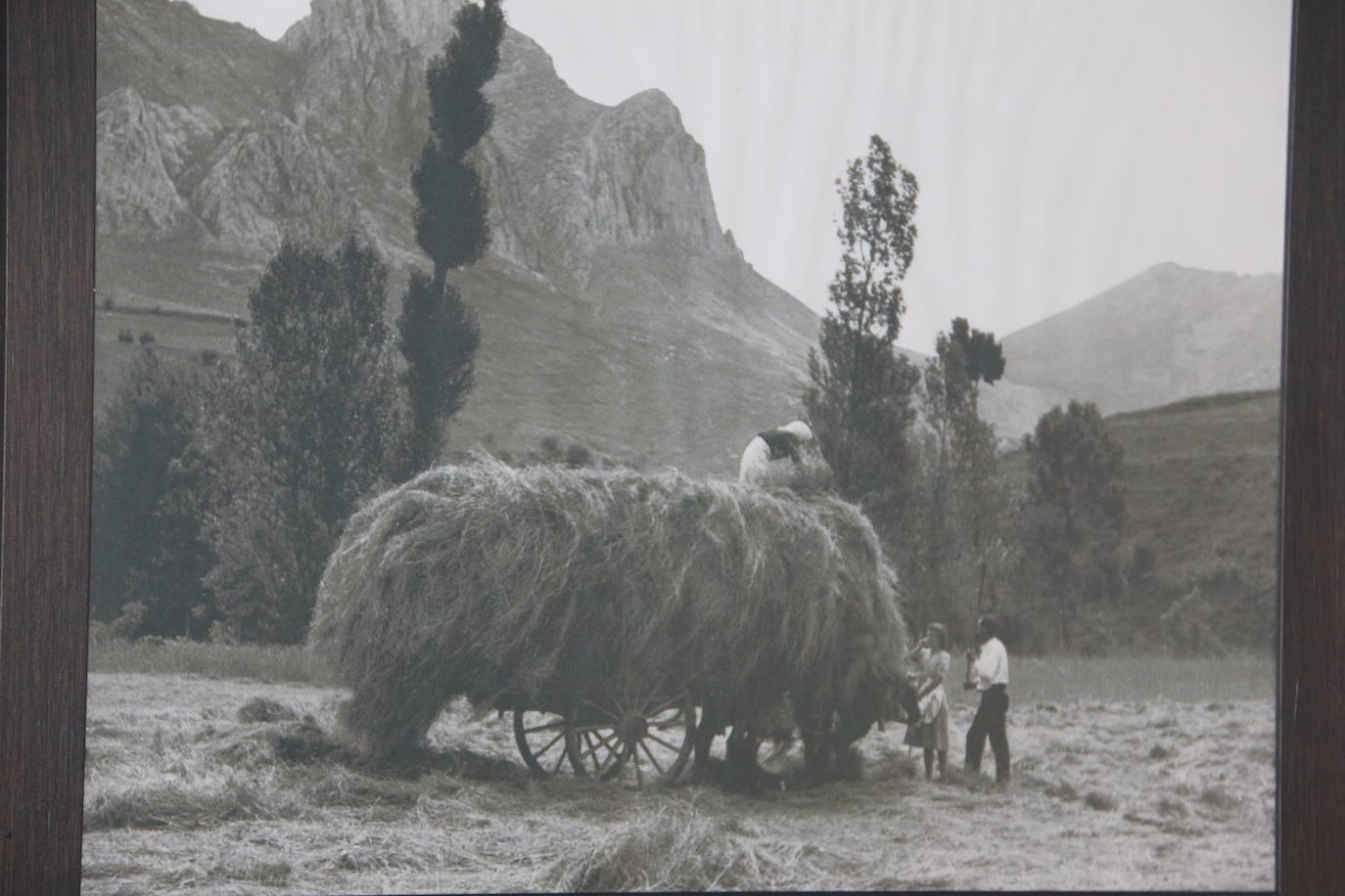 Leonoticias recorre las calles de Los Montes de la Ermita con algunos de sus vecinos. Unas casas de piedra construidas por los padres y abuelos de quien hoy las habitan que hacen del lugar un entorno mágico. 