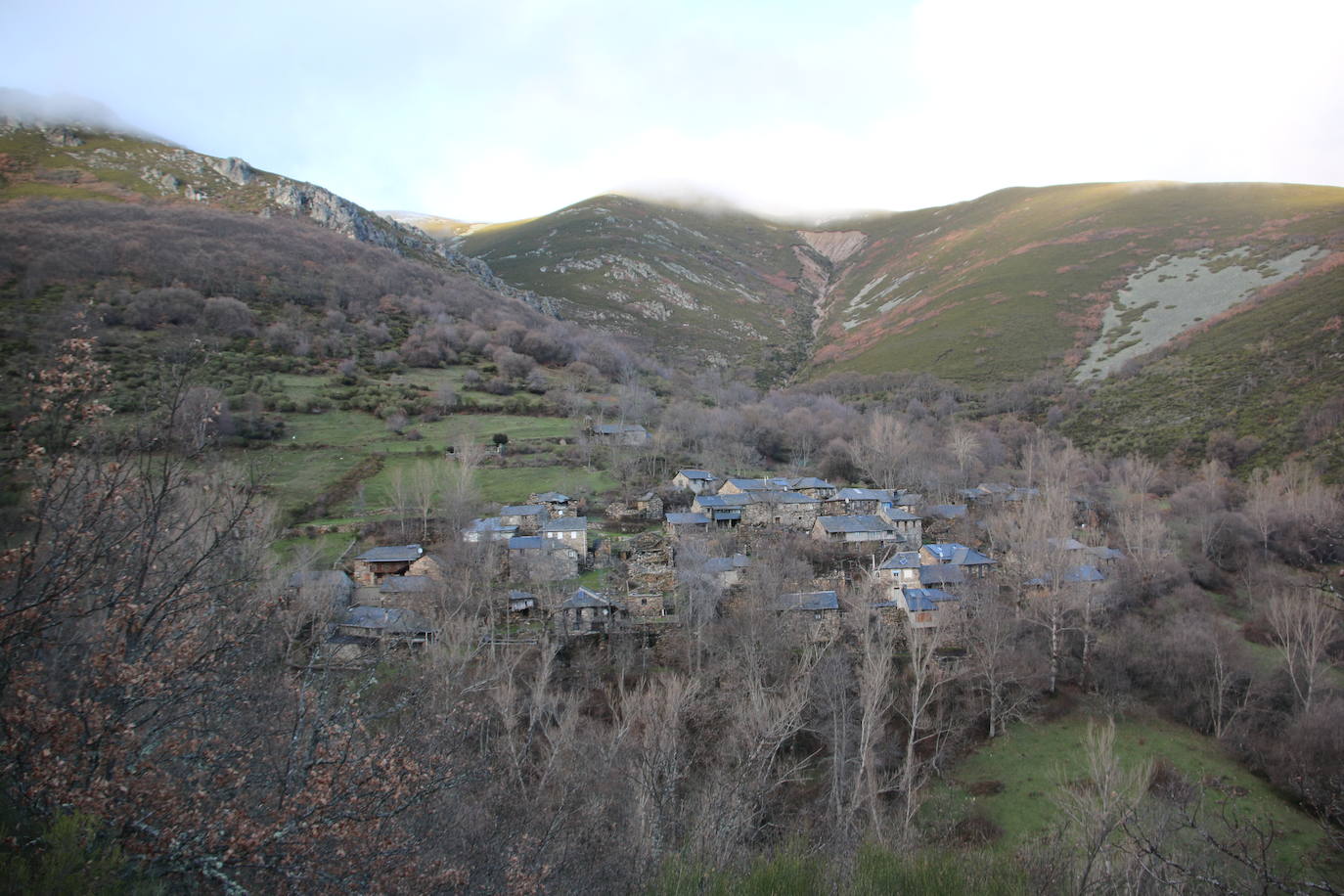 Leonoticias recorre las calles de Los Montes de la Ermita con algunos de sus vecinos. Unas casas de piedra construidas por los padres y abuelos de quien hoy las habitan que hacen del lugar un entorno mágico. 