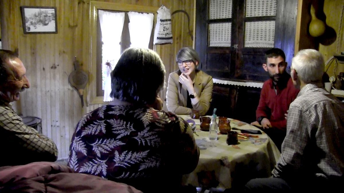 Imagen. Abel, a la izquierda de la imagen relatalos buenos momentos a la redactora de este artículo y Tere, de espaldas a la imagen. A la derecha, Eusebio y Luis comparten otras historias. 