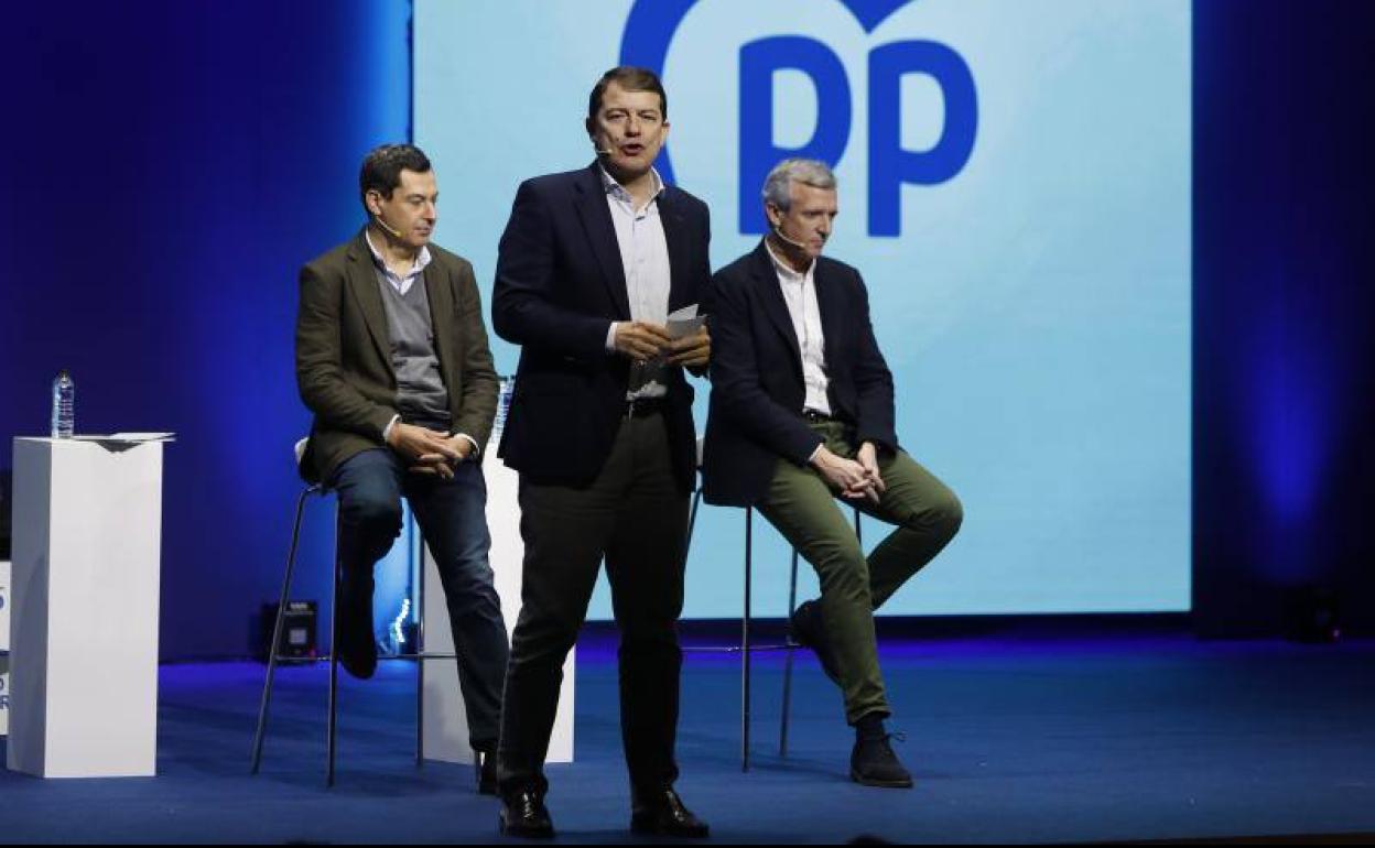 - Los presidentes de Castilla y León Alfonso Fernández Mañueco (c), de Andalucía Juanma Moreno (i) y Galicia Alfonso Rueda (d) durante el acto de presentación de los candidatos autonómicos para las elecciones de mayo que se celebra este sábado en Zaragoza bajo el lema «A la altura de un gran país»