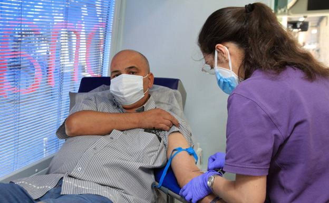 Un hombre dona sangre en un bus en la provincia de León. 