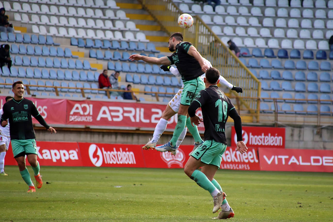 El conjunto leonés recibe al Mérida, otro de los rivales por la pelea del playoff.