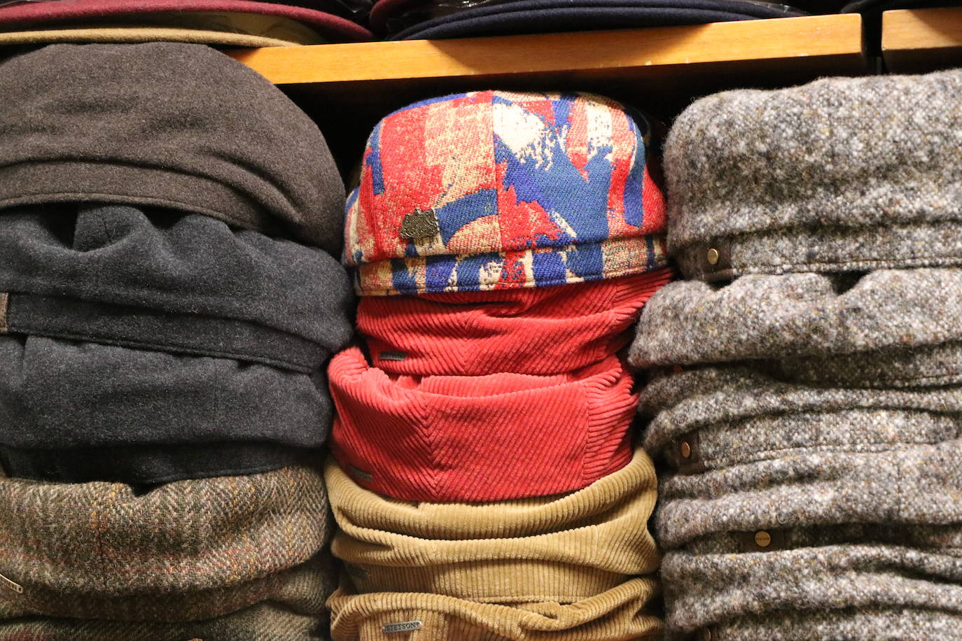 Beatriz Mielgo, sombrerera de León, muestra algunas de las creaciones de su tienda en una entrevista con leonoticias. 