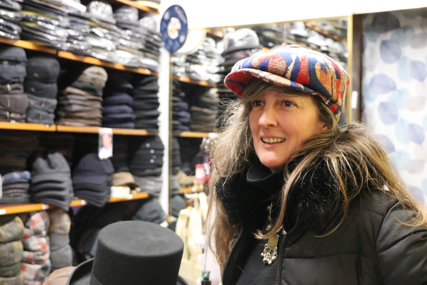 Beatriz Mielgo, sombrerera de León, muestra algunas de las creaciones de su tienda en una entrevista con leonoticias. 