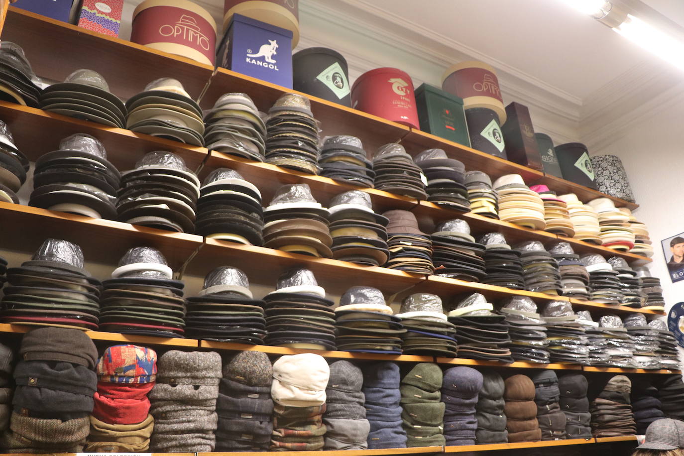 Beatriz Mielgo, sombrerera de León, muestra algunas de las creaciones de su tienda en una entrevista con leonoticias. 