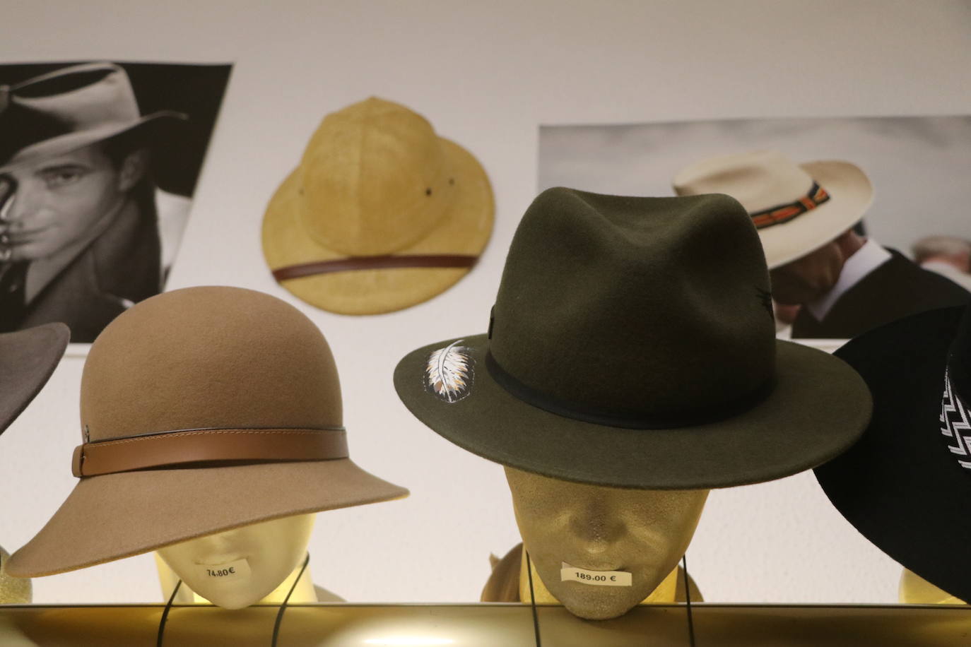 Beatriz Mielgo, sombrerera de León, muestra algunas de las creaciones de su tienda en una entrevista con leonoticias. 