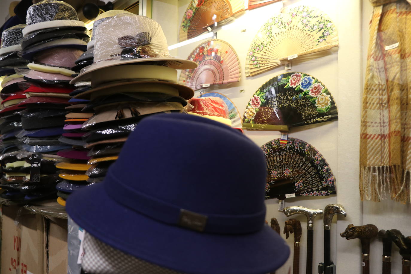 Beatriz Mielgo, sombrerera de León, muestra algunas de las creaciones de su tienda en una entrevista con leonoticias. 