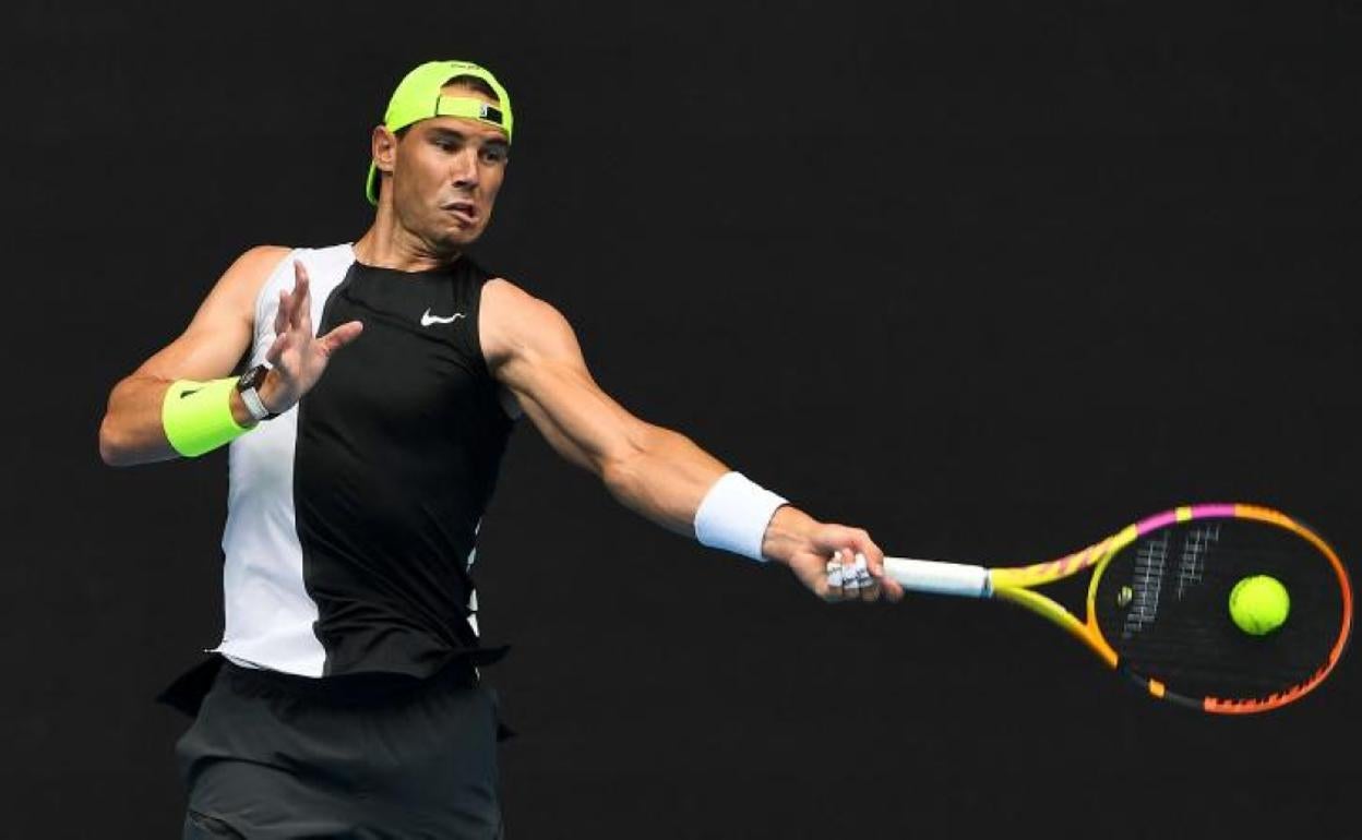 Rafa Nadal, durante un entrenamiento previo al Open de Australia.