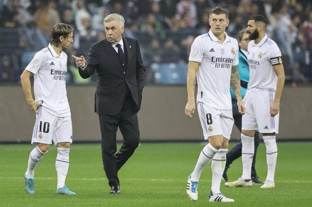 Ancelotti transmite instrucciones a Modric tras el descanso.