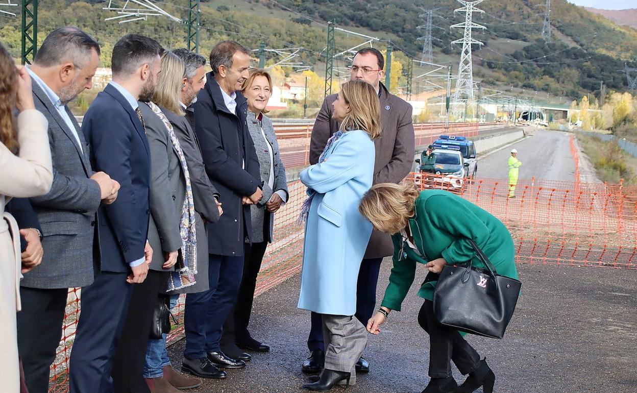 Visita de la ministra al viaje del primer tren de pasajeros por los túneles de la Variante de Pajares. 