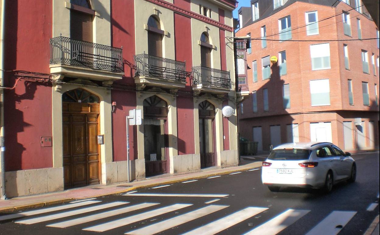 Paso de peatones junto al cruce de la farmacia de Cistierna. Atravesar en Cistierna un paso de peatones de la Avenida la Constitución es una operación de alto riesgo, sólo para valientes, debido a la barbarie de ciertos conductores