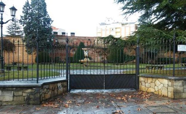 Los parques públicos de León permanecerán cerrados por las fuertes rachas de viento.