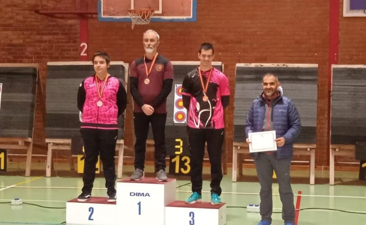 Podio del concurso de arco recurvo veterano, con oro para el astorgano José Manuel Cartón y bronce para el leonés Alberto Rodríguez.