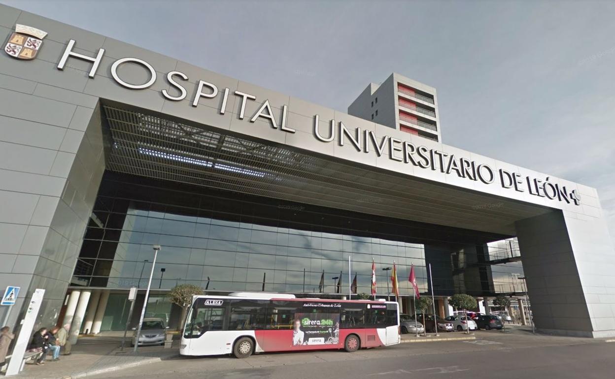 Fachada del Hospital de León. Las provincias de Valladolid y León son las que lideran las denuncias. 