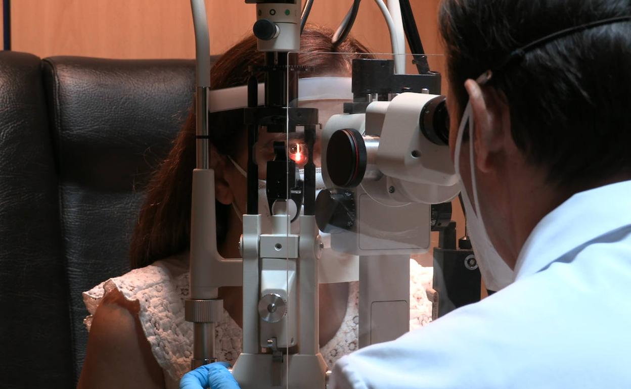 Desbordamiento líder Chaqueta Investigadores españoles logran prevenir molestias visuales en implantados  con lente intraocular multifocal | leonoticias.com