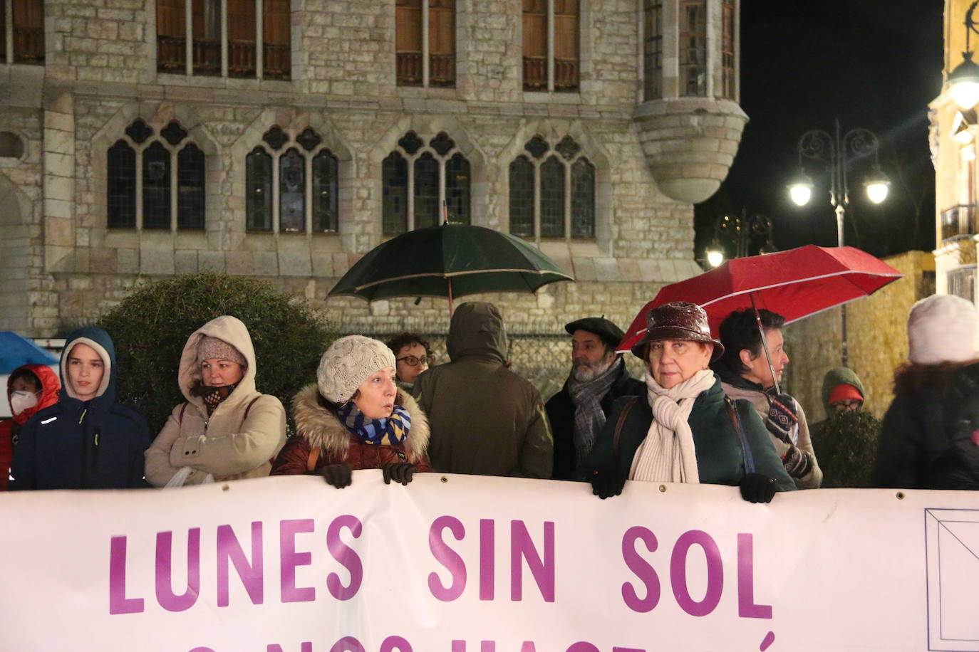 La plataforma no se achantó ante el frío y la lluvia para pedir la eliminación de esa lacra