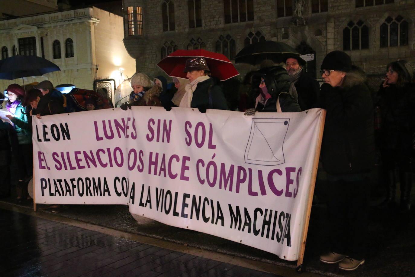 La plataforma no se achantó ante el frío y la lluvia para pedir la eliminación de esa lacra