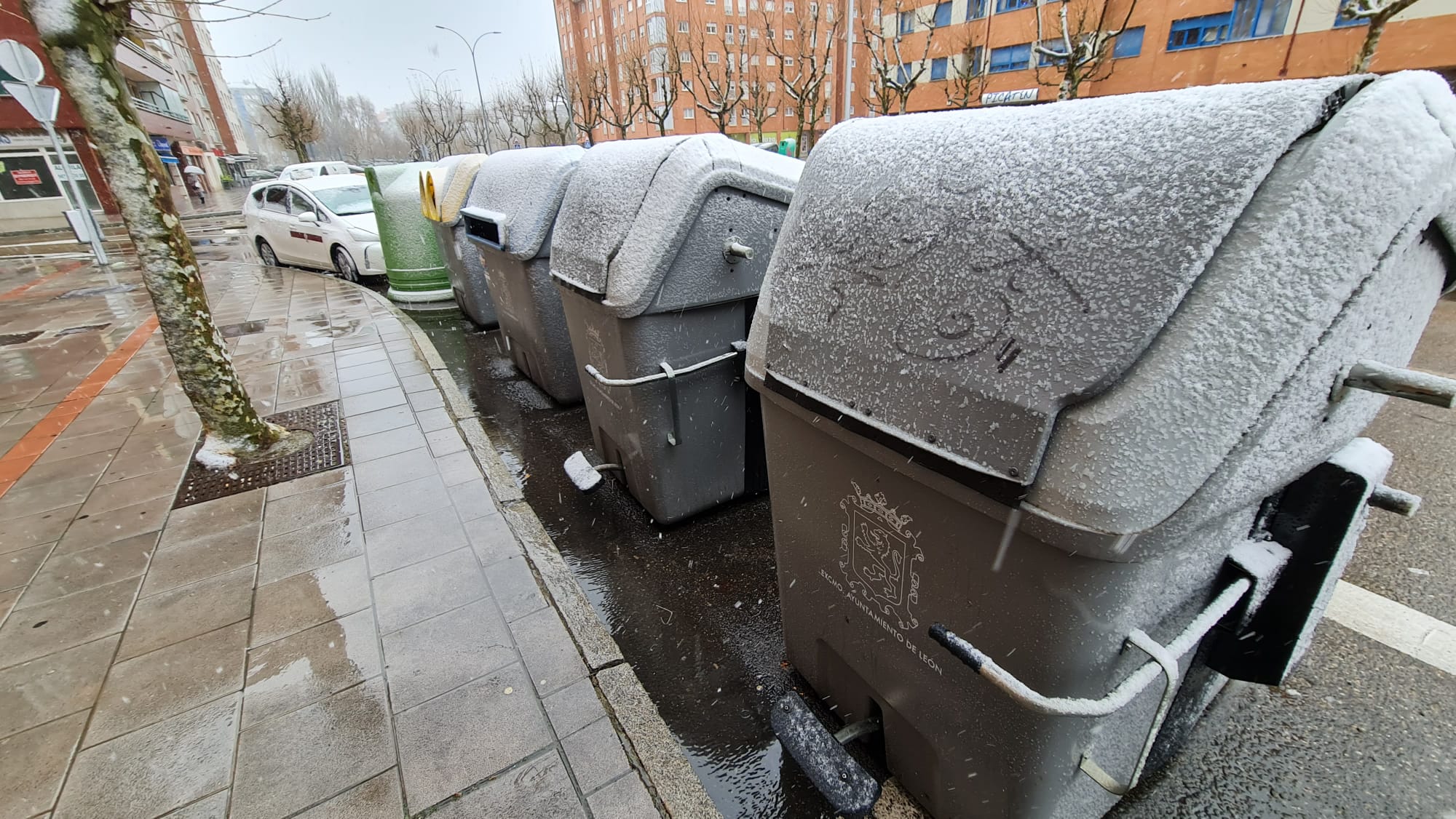 Los copos ya se dejan ver en la ciudad de León, fruto de la llegada de la borrasca 'Fien'