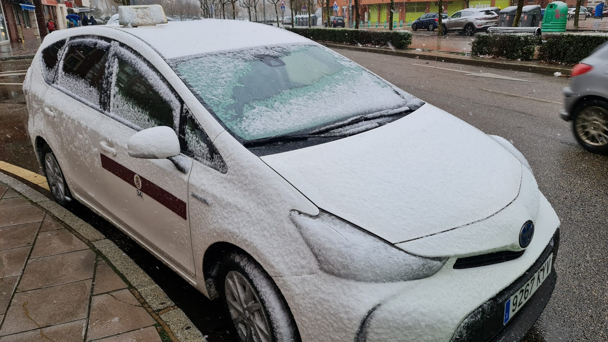 Los copos ya se dejan ver en la ciudad de León, fruto de la llegada de la borrasca 'Fien'