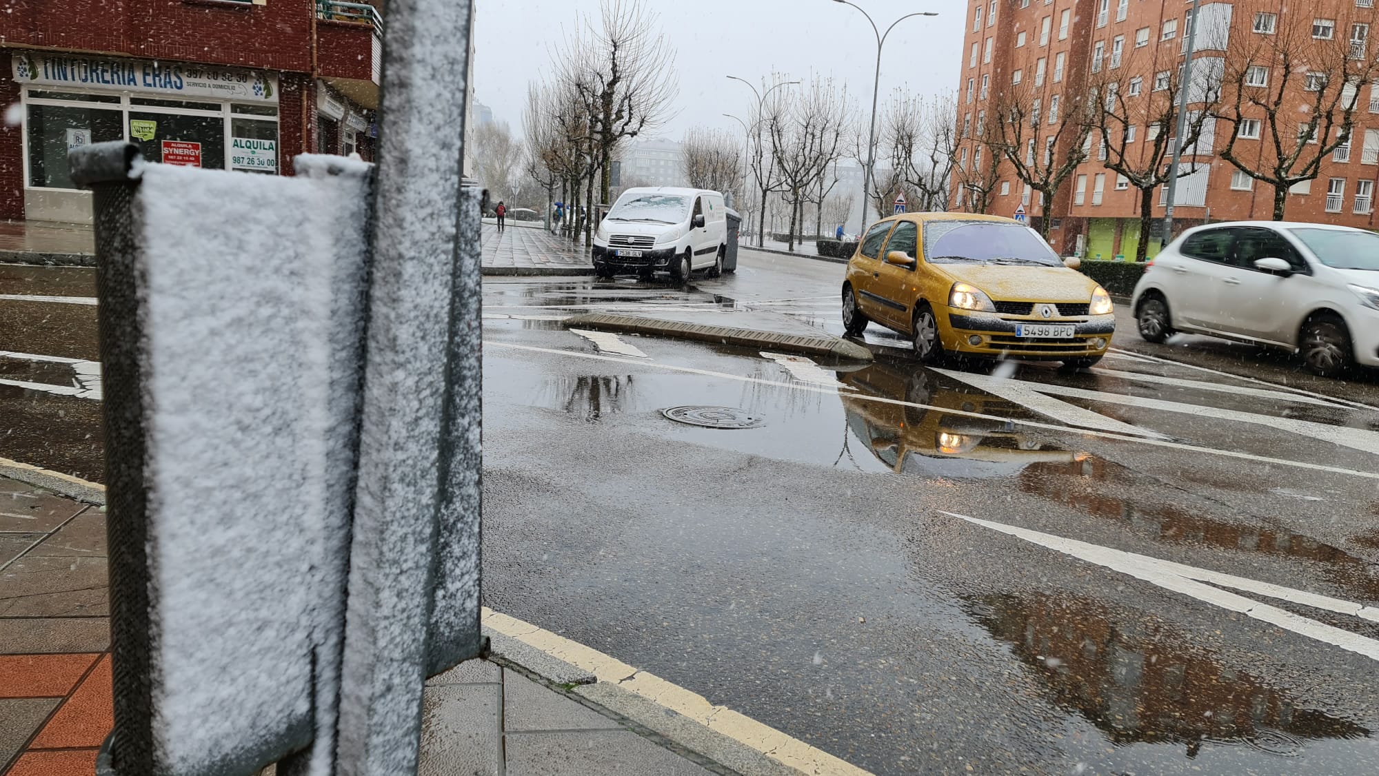 Los copos ya se dejan ver en la ciudad de León, fruto de la llegada de la borrasca 'Fien'