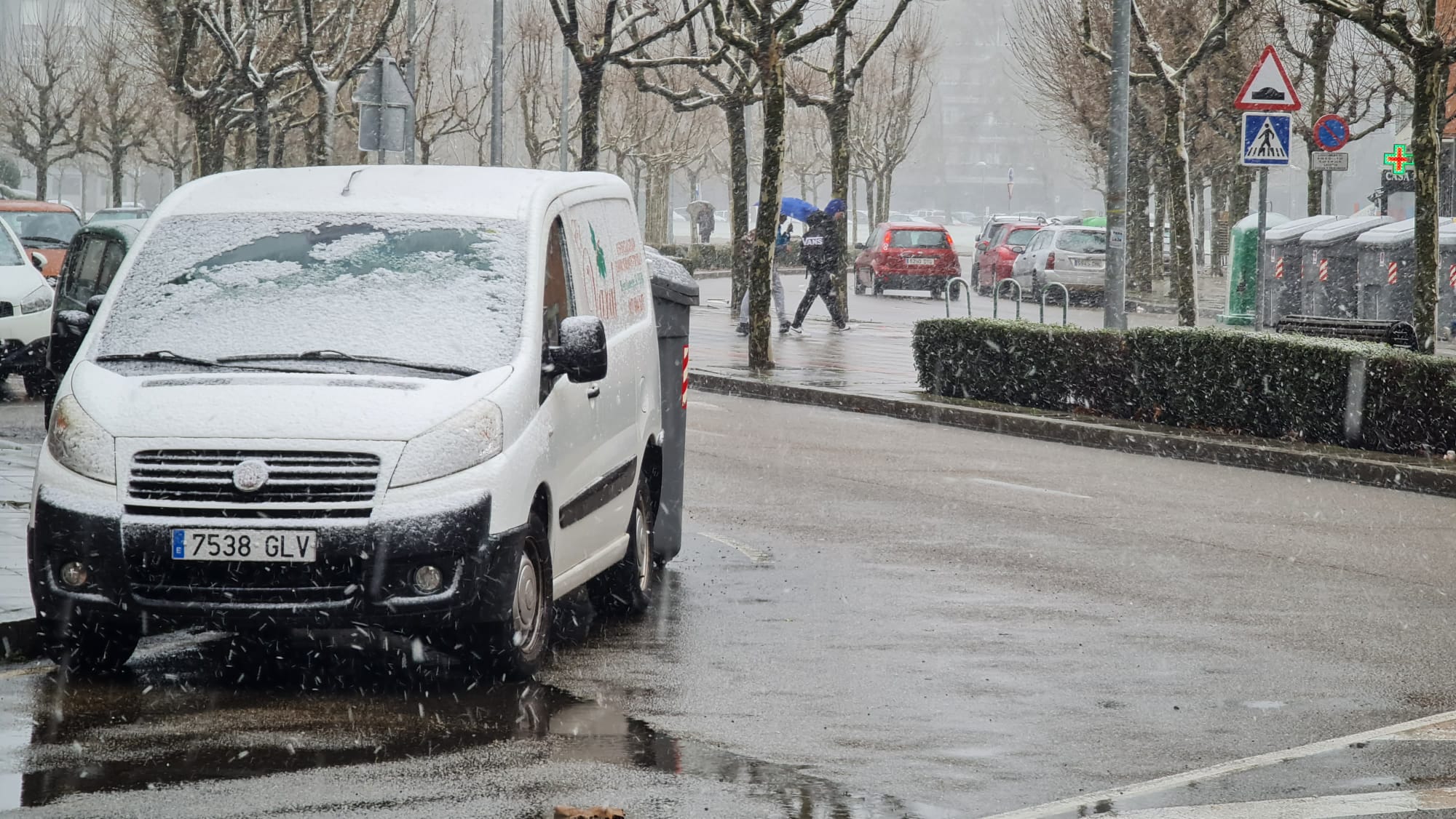 Los copos ya se dejan ver en la ciudad de León, fruto de la llegada de la borrasca 'Fien'