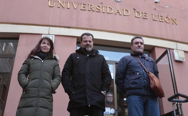 Imagen. Afectados por la falta de asistencia equina en el Hospital Veterinario de León.