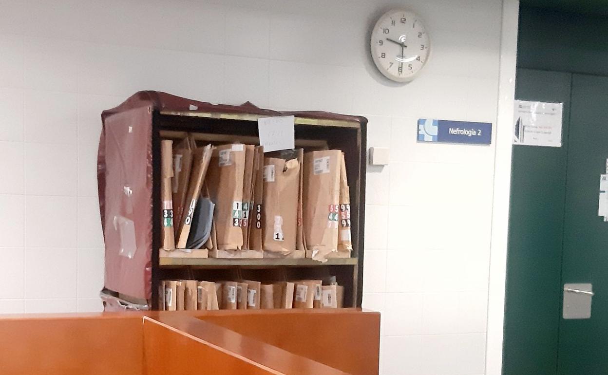 Imagen de un carrito con expedientes en papel este martes en el Hospital de León. 