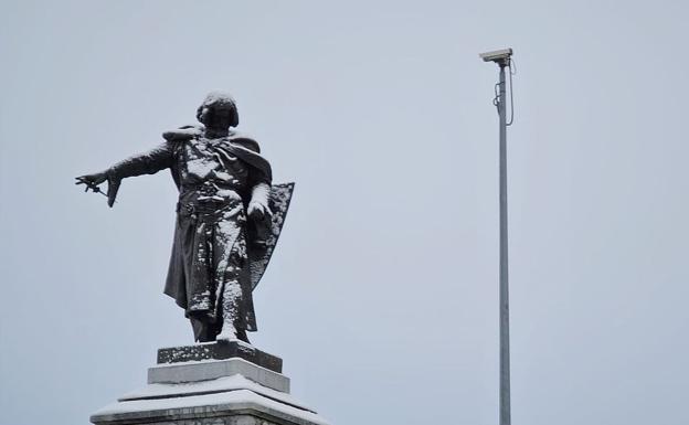 Galería. La figura de Guzmán el Bueno, este miércoles, cubierta por la nieve en León capital. 