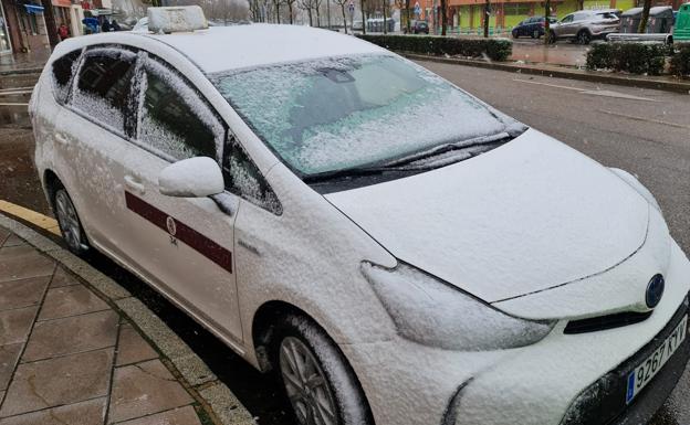 Galería. Los vehículos han sido las 'primeras víctimas' de la nevada.