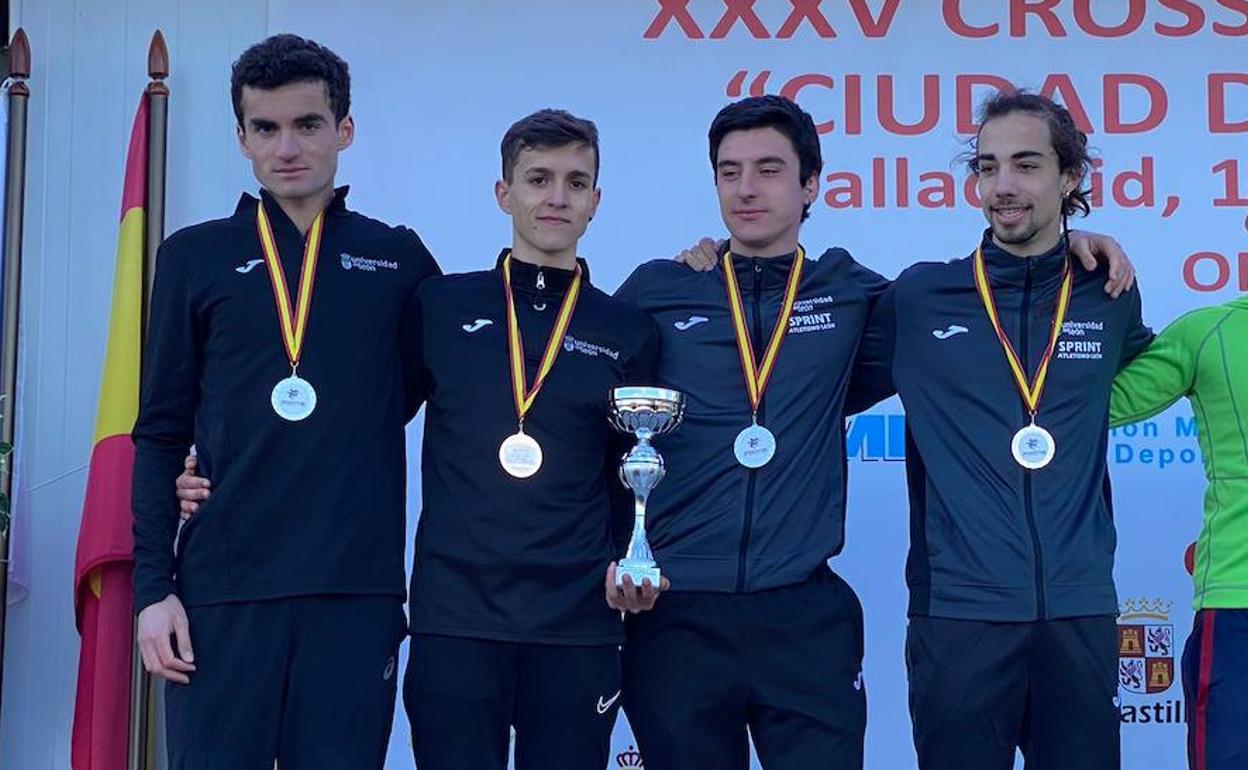 El equipo masculino sub-23 posa con su medalla de plata.