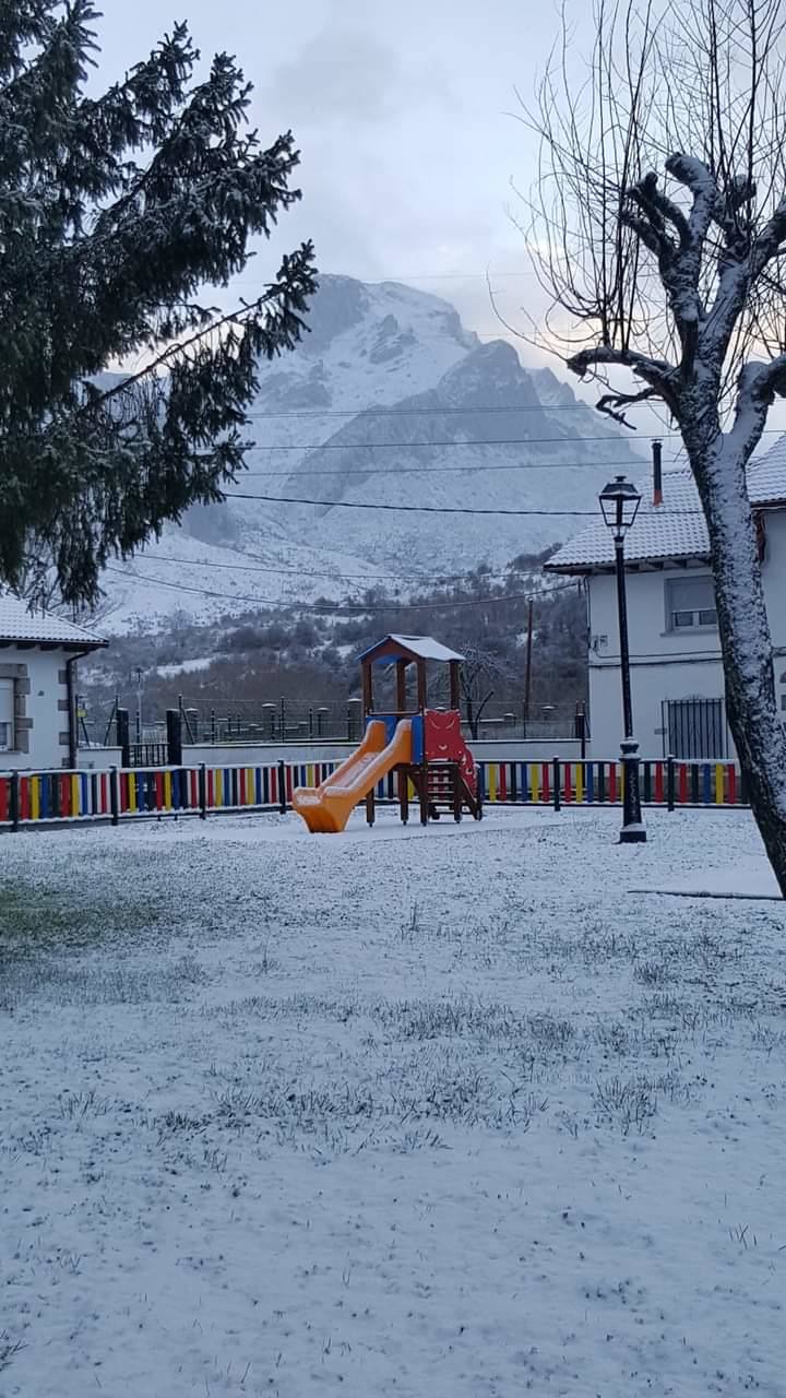 Estampas de nieve en zonas como Cubillas, Lugueros, Villamanín, Villablino, Fontún, Buiza y Villar del Puerto.