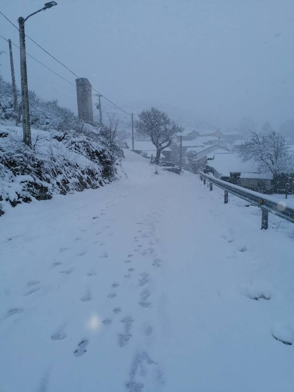 Estampas de nieve en zonas como Cubillas, Lugueros, Villamanín, Villablino, Fontún, Buiza y Villar del Puerto.