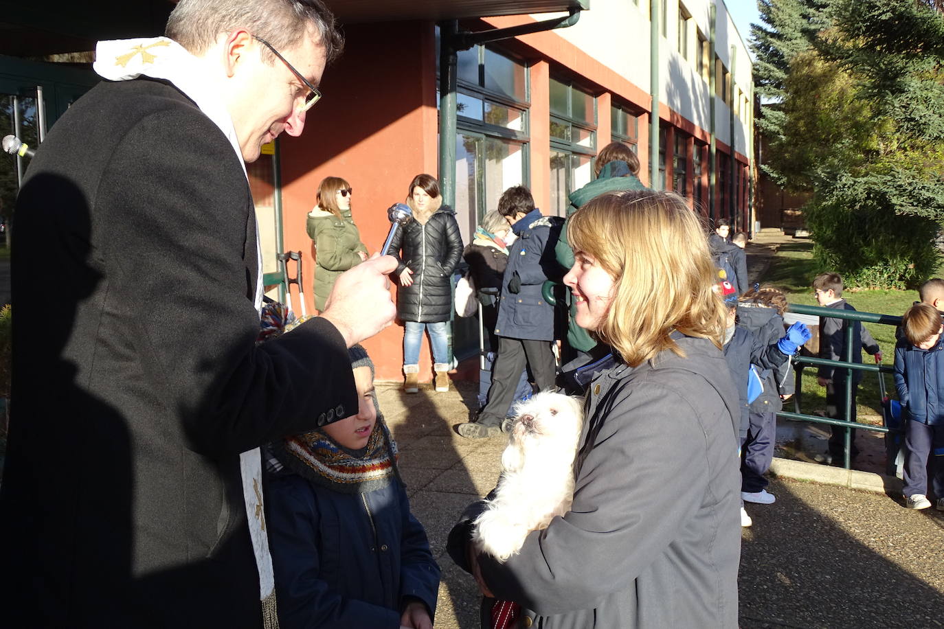Las mascotas visitan Peñacorada con motivo de la fiesta de San Antón.