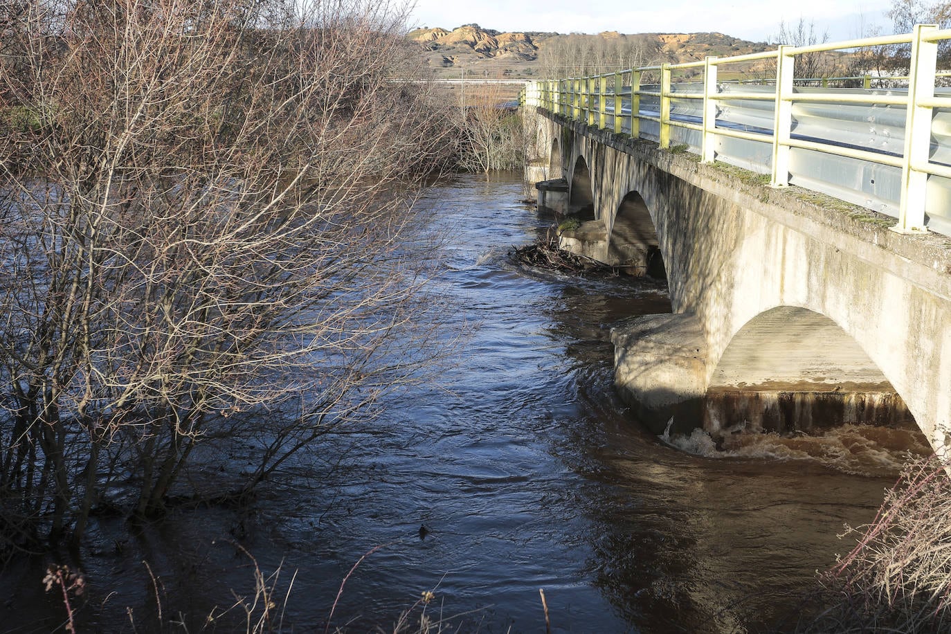 El río Tuerto se desborda a la altura de la localidad leonesa de San Félix de la Vega