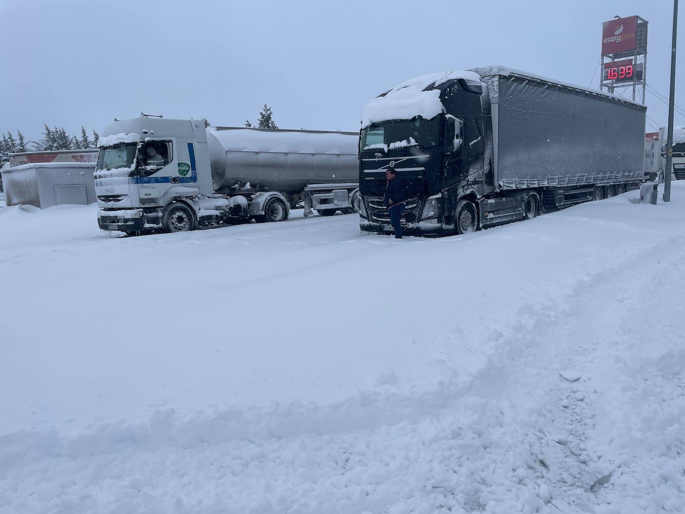 Camiones embolsados en la A-6 a su paso por Manzanal del Puerto