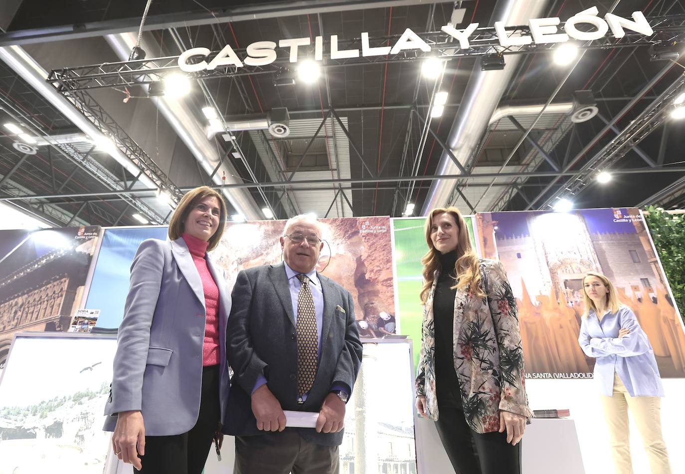 Los reyes inauguran una nueva edición del certamen Fitur junto a la ministra de Industria, Reyes Maroto y el presidente de Ifema José Vicente de los Mozos