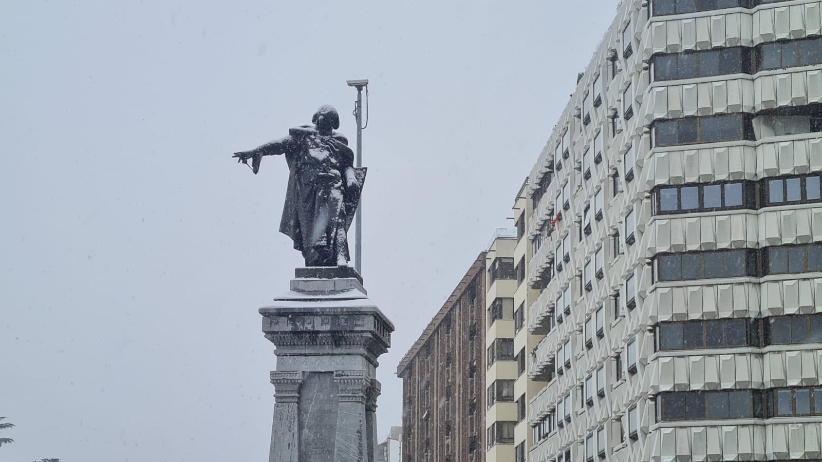 Desde esta madrugada, los copos no han dejado de caer y han llenado de blanco la ciudad.