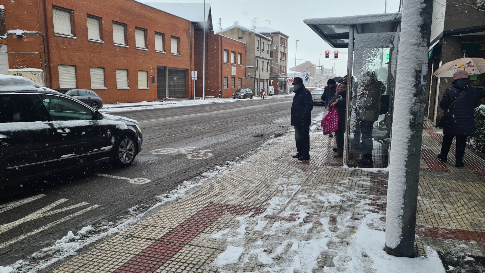 Desde esta madrugada, los copos no han dejado de caer y han llenado de blanco la ciudad.