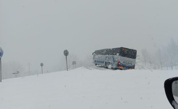 En la salida de esta vía hacia la N-630, en el acceso desde la térmica, un autobús de transporte escolar sufría una salida de vía sin tener que lamentar daños. 