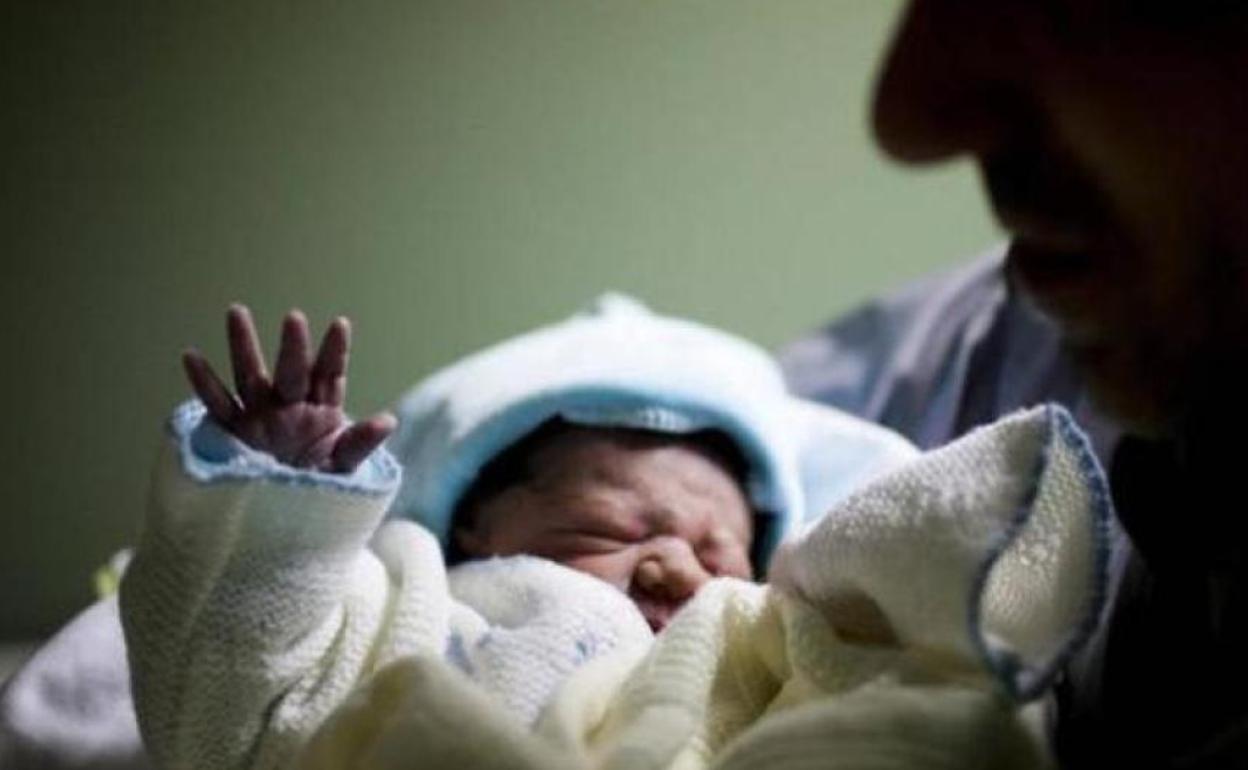 La natalidad aumentó en más de un 3% en León en 2022.