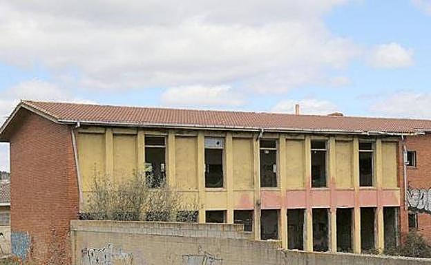 Las antiguas escuelas del barrio, en estado de abandono.