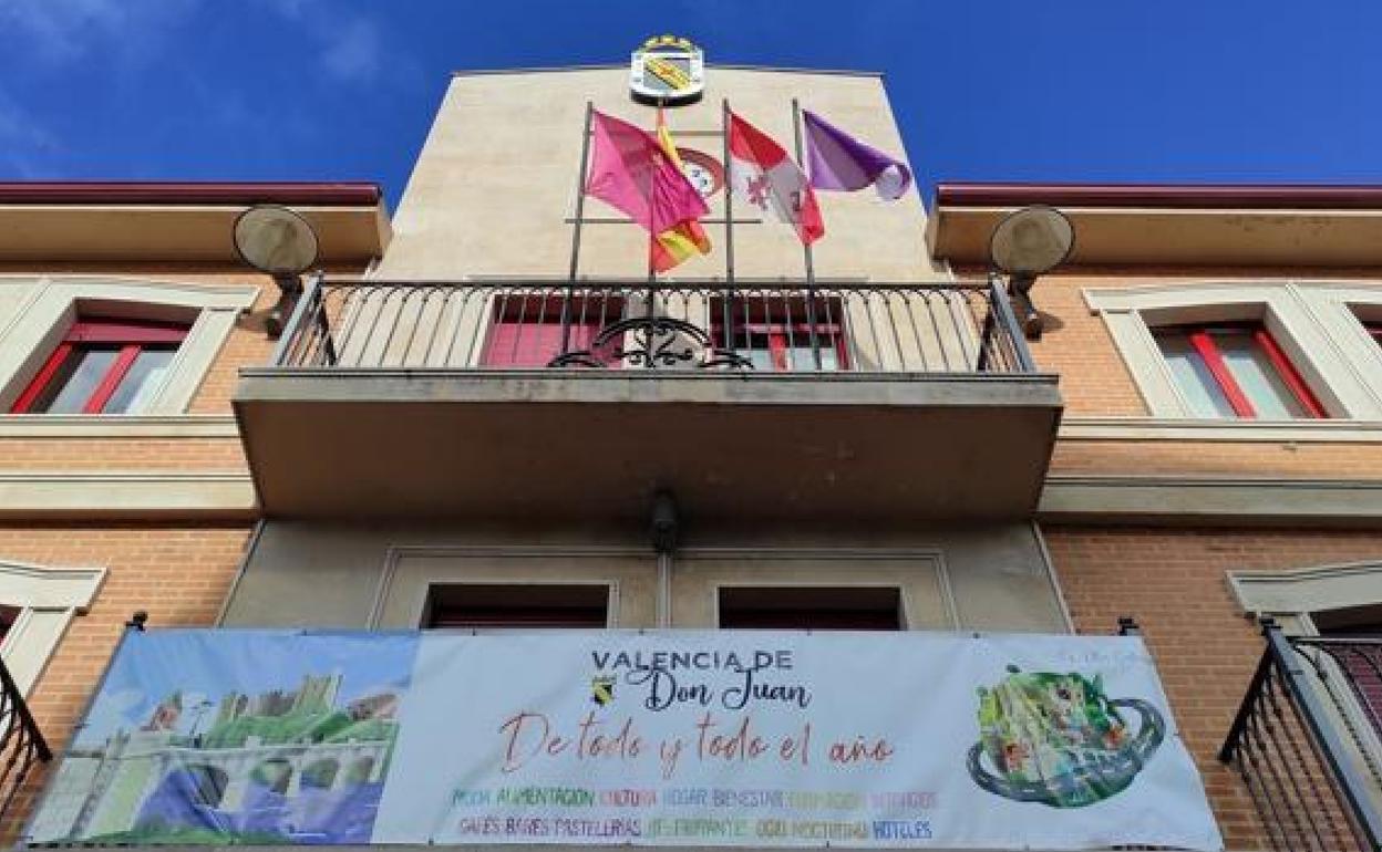Fachada del Ayuntamiento de Valencia de Don Juan.